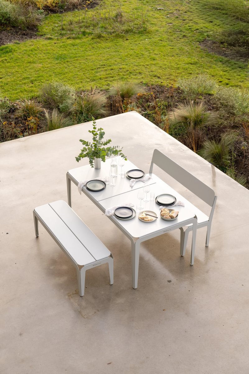 Bended Table 180 including benches